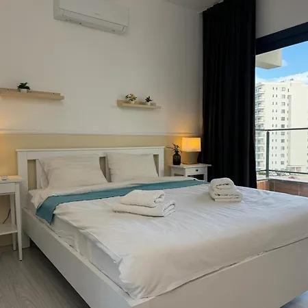 Caesar & Collection Pools & Long Family Bedroom *