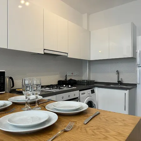 Caesar & Collection Pools & Long Family Bedroom דירה