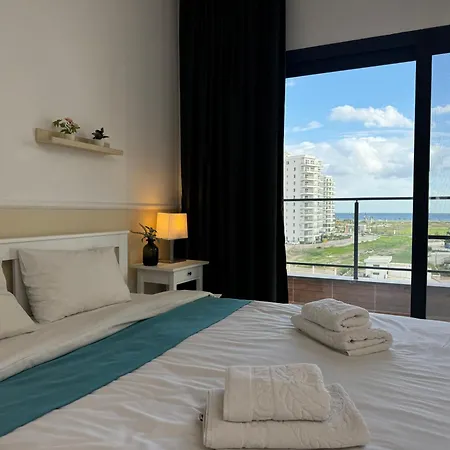 Caesar & Collection Pools & Long Family Bedroom *